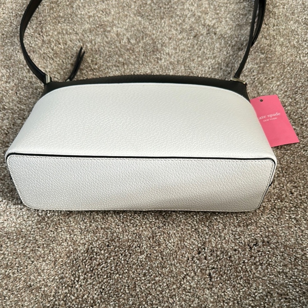 Kate Spade Black and White Crossbody Bag with Elegant Design - Picture 4 of 6